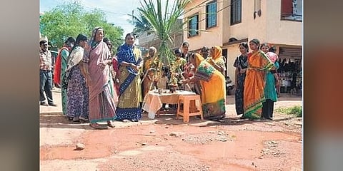 ಹುಬ್ಬಳ್ಳಿಯ ಗೋಪನಕೊಪ್ಪದ ಮಹಿಳೆಯರು ತುಳಸಿ ಪೂಜೆ ನೆರವೇರಿಸಿ ರಸ್ತೆ ಗುಂಡಿಗಳ ವಿರುದ್ಧ ಪ್ರತಿಭಟಿಸಿದರು.