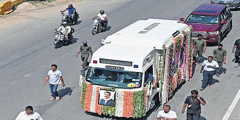 ವಿಕ್ರಮ್ ಕಿರ್ಲೋಸ್ಕರ್ ಪಾರ್ಥಿವ ಶರೀರದ ಮೆರವಣಿಗೆಯ ಚಿತ್ರ