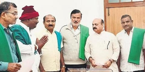 ಕರ್ನಾಟಕ ಕಬ್ಬು ಬೆಳೆಗಾರರ ಸಂಘದ ಅಧ್ಯಕ್ಷ ಕುರುಬೂರು ಶಾಂತಕುಮಾರ್ ನೇತೃತ್ವದ ನಿಯೋಗ ಬೆಂಗಳೂರಿನಲ್ಲಿ ಮುಖ್ಯಮಂತ್ರಿ ಬಸವರಾಜ ಬೊಮ್ಮಾಯಿ ಅವರನ್ನು ಭೇಟಿ ಮಾಡಿತು.