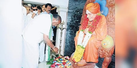 ಸಿದ್ದಗಂಗಾ ಮಠದಲ್ಲಿ ಹೆಚ್.ಡಿ.ಕುಮಾರಸ್ವಾಮಿ.