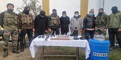 ಉಗ್ರರ ಸಹಚರರೊಂದಿಗೆ ಭದ್ರತಾ ಪಡೆ ಸಿಬ್ಬಂದಿ