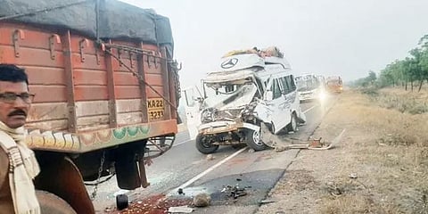 ಲಾರಿ-ಟ್ರಾವೆಲರ್ ಡಿಕ್ಕಿ