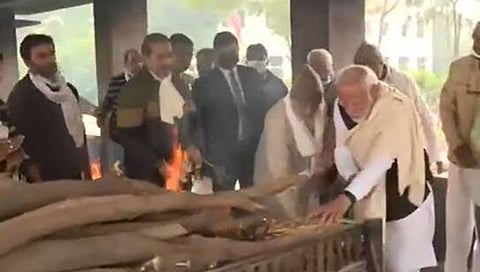 ತಾಯಿಯ ಪಾರ್ಥೀವ ಶರೀರಕ್ಕೆ ಅಗ್ನಿ ಸ್ಪರ್ಶ ಮಾಡಿದ ಪ್ರಧಾನಿ ಮೋದಿ.