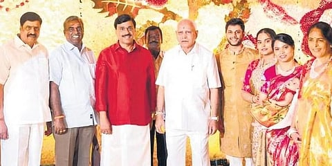 ಇತ್ತೀಚೆಗೆ ಬೆಂಗಳೂರಿನಲ್ಲಿ ನಡೆದ ನಾಮಕರಣ ಸಮಾರಂಭದಲ್ಲಿ ರೆಡ್ಡಿ ಕುಟುಂಬದೊಂದಿಗೆ ಮಾಜಿ ಸಿಎಂ ಬಿಎಸ್ ಯಡಿಯೂರಪ್ಪ