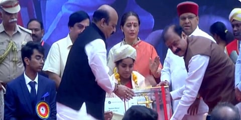 ಕ್ರೀಡಾ ಸಾಧಕರಿಗೆ ಪ್ರಶಸ್ತಿ ಪ್ರಧಾನ ಮಾಡಿದ ರಾಜ್ಯಪಾಲ ಥಾವರ್ ಚಂದ್ ಗೆಹ್ಲೋಟ್ ಹಾಗೂ ಸಿಎಂ ಬೊಮ್ಮಾಯಿ