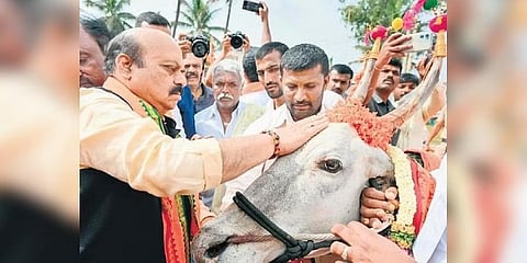 ತುಮಕೂರು ಜಿಲ್ಲೆಯ ಕುಣಿಗಲ್ನಲ್ಲಿ ಬುಧವಾರ ನಡೆದ ಬಿಜೆಪಿಯ ಜನಸಂಕಲ್ಪ ಯಾತ್ರೆಯಲ್ಲಿ ಮುಖ್ಯಮಂತ್ರಿ ಬಸವರಾಜ ಬೊಮ್ಮಾಯಿ.