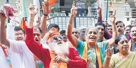 ಬೆಂಗಳೂರಿನಲ್ಲಿರುವ ಪಕ್ಷದ ಕಚೇರಿಯಲ್ಲಿ ಬಿಜೆಪಿ ಕಾರ್ಯಕರ್ತರು ಗುಜರಾತ್ ಚುನಾವಣೆಯ ಪಕ್ಷದ ಗೆಲುವನ್ನು ಆಚರಿಸಿದರು.