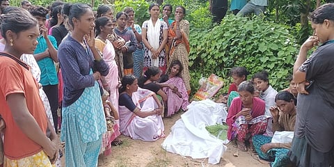 ಮೃತ ಕಾರ್ಮಿಕನ ಶವದ ಮುಂದೆ ಬಂಧುಗಳ ರೋಧನ