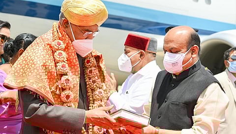 ಬೆಂಗಳೂರಿಗೆ ಆಗಮಿಸಿದ ರಾಷ್ಟ್ರಪತಿ ಕೋವಿಂದ್ ಅವರನ್ನು ಸ್ವಾಗತಿಸುತ್ತಿರುವ ಸಿಎಂ ಬೊಮ್ಮಾಯಿ.