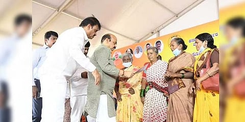 ಮುಖ್ಯಮಂತ್ರಿ ಬಸವರಾಜ ಬೊಮ್ಮಾಯಿ ನಗರದ ಅಭಿವೃದ್ಧಿ ಕಾಮಗಾರಿಗಳ ಪರಿಶೀಲನೆ ವೇಳೆ ಮಹಿಳೆಯೊಬ್ಬರಿಗೆ ಪ್ರಮಾಣ ಪತ್ರ ವಿತರಿಸಿದರು.