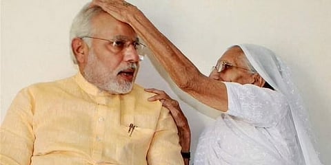 ತಾಯಿ ಹೀರಾಬೆನ್ ಜೊತೆಗೆ ಪ್ರಧಾನಿ ನರೇಂದ್ರ ಮೋದಿ