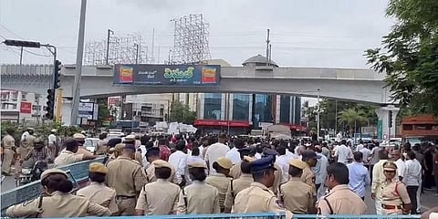 ಹೈದರಾಬಾದ್ನ ರಾಜಭವನಕ್ಕೆ ಕಾಂಗ್ರೆಸ್ ಕಾರ್ಯಕರ್ತರ ಮೆರವಣಿಗೆಯನ್ನು ಪೊಲೀಸರು ತಡೆದರು