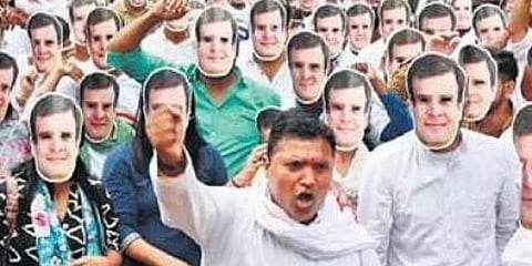 ಮಂಗಳವಾರ ನವದೆಹಲಿಯಲ್ಲಿ ನಡೆದ ಪ್ರತಿಭಟನೆಯಲ್ಲಿ ಭಾರತೀಯ ಯುವ ಕಾಂಗ್ರೆಸ್ ಮುಖ್ಯಸ್ಥ ಶ್ರೀನಿವಾಸ್ ಬಿವಿ ಮತ್ತು ಇತರ ಪಕ್ಷದ ಕಾರ್ಯಕರ್ತರು.