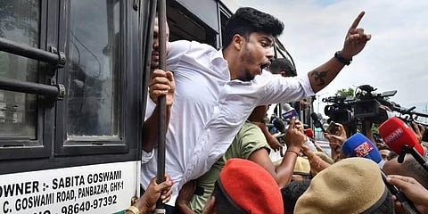 ಗುವಾಹಟಿಯಲ್ಲಿ ಶಿವಸೇನಾ ಮುಖಂಡ ಏಕನಾಥ್ ಶಿಂಧೆ ನೇತೃತ್ವದಲ್ಲಿ ಮಹಾರಾಷ್ಟ್ರದ ಬಂಡಾಯ ಶಾಸಕರ ವಿರುದ್ಧ ಪ್ರತಿಭಟನೆ ನಡೆಸುತ್ತಿದ್ದ ಎನ್ಎಸ್ಯುಐ ಕಾರ್ಯಕರ್ತರನ್ನು ಪೊಲೀಸರು ಬಂಧಿಸಿದರು