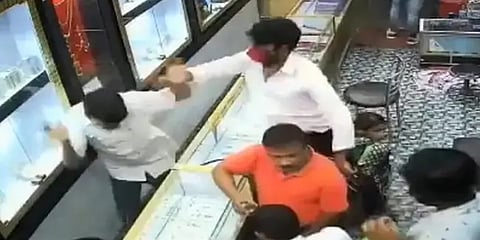 ಆಭರಣ ಅಂಗಡಿಗೆ ನುಗ್ಗಿ ದರೋಡೆ