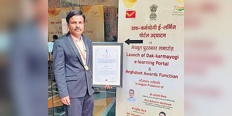 ಪ್ರಶಸ್ತಿ ಸ್ವೀಕರಿಸಿದ ಟಿ ಧನಂಜಯ್