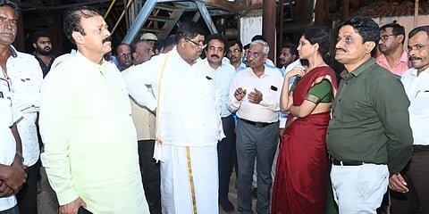 ಮೈಶುಗರ್ ಕಾರ್ಖಾನೆಗೆ ಭೇಟಿ ನೀಡಿ ದುರಸ್ತಿ ಕಾರ್ಯದ ಪ್ರಗತಿ ಪರಿಶೀಲನೆ ನಡೆಸಿದ ಸಚಿವರು.