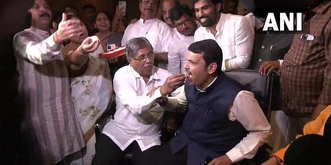 ಫಡ್ನವಿಸ್ ಗೆ ಸಿಹಿ ತಿನ್ನಿಸುತ್ತಿರುವ ಬಿಜೆಪಿ ನಾಯಕರು