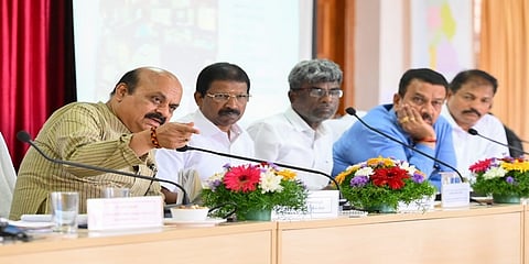 ಮುಖ್ಯಮಂತ್ರಿ ಬಸವರಾಜ ಬೊಮ್ಮಾಯಿ ಇಂದು ಉಡುಪಿಯ ಜಿಲ್ಲಾಧಿಕಾರಿ ಕಚೇರಿಯಲ್ಲಿ ಮಳೆಯಿಂದ ಸಮಸ್ಯೆಗಳ ಕುರಿತು ದಕ್ಷಿಣ ಕನ್ನಡ ಹಾಗೂ ಉಡುಪಿ ಜಿಲ್ಲೆಗಳ ಜನಪ್ರತಿನಿಧಿ ಮತ್ತು ಅಧಿಕಾರಿಗಳ ಸಭೆ ನಡೆಸಿದರು.