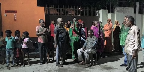 ಬಿಜೆಪಿ ಶಾಸಕನಿಗೆ ಮಹಿಳೆಯರಿಂದ ಕೆಸರಿನ ಸ್ನಾನ!