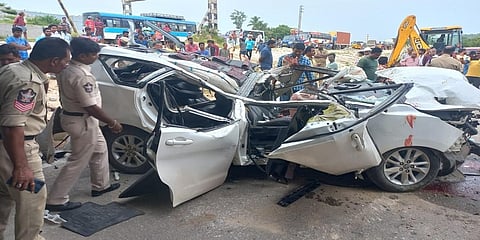 ಅಪಘಾತಕ್ಕೆ ಛಿದ್ರಗೊಂಡಿರುವ ಕಾರು