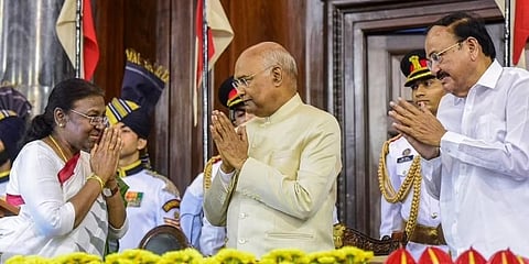 ಸಂಸತ್ತಿನ ಸೆಂಟ್ರಲ್ ಹಾಲ್ನಲ್ಲಿ ನೂತನವಾಗಿ ಪ್ರಮಾಣ ವಚನ ಸ್ವೀಕರಿಸಿದ ರಾಷ್ಟ್ರಪತಿ ದ್ರೌಪದಿ ಮುರ್ಮು ಅವರು ನಿರ್ಗಮಿತ ರಾಷ್ಟ್ರಪತಿ ರಾಮ್ ನಾಥ್ ಕೋವಿಂದ್ ಮತ್ತು ಉಪ ರಾಷ್ಟ್ರಪತಿ ಎಂ ವೆಂಕಯ್ಯ ನಾಯ್ಡು ಅವರೊಂದಿಗೆ ಶುಭಾಶಯ ವಿನಿಮಯ ಮಾಡಿಕೊಂಡರು