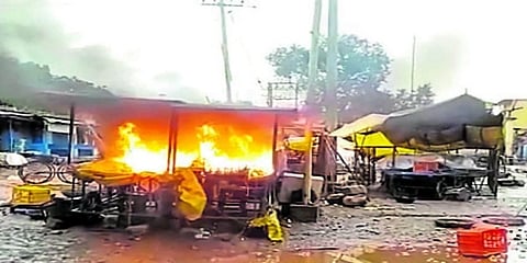 ಉದ್ವಿಗ್ನಗೊಂಡ ಜನತೆಯಿಂದ ವಾಹನಗಳಿಗೆ ಬೆಂಕಿ