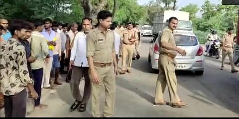 ಅಪಘಾತ ನಡೆದ ಸ್ಥಳದಲ್ಲಿ ಪೊಲೀಸರು ಮತ್ತು ಸಾರ್ವಜನಿಕರು