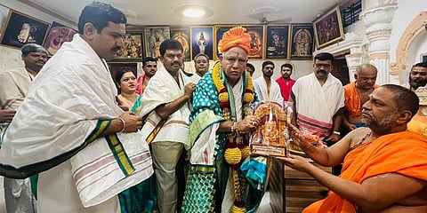 ಪುಣ್ಯಕ್ಷೇತ್ರ ಮಂತ್ರಾಲಯದ ಶ್ರೀ ಗುರು ರಾಘವೇಂದ್ರ ಸ್ವಾಮಿಗಳ 351ನೇ ಆರಾಧನಾ ಮಹೋತ್ಸವದ ಅಂಗವಾಗಿ ಇಂದು, ಮಂತ್ರಾಲಯದ ಶ್ರೀ ಗುರು ರಾಘವೇಂದ್ರ ಸ್ವಾಮಿಗಳ ಸನ್ನಿಧಾನಕ್ಕೆ ಭೇಟಿ ನೀಡಿದ ಯಡಿಯೂರಪ್ಪನವರನ್ನು ಯತಿಗಳು ಗೌರವಿಸಿದರು