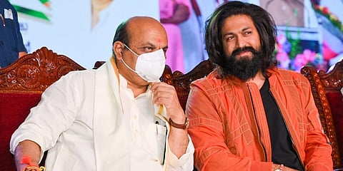 ಮುಖ್ಯಮಂತ್ರಿ ಬಸವರಾಜ ಬೊಮ್ಮಾಯಿಯವರು ಸ್ವಾತಂತ್ರ್ಯದ ಅಮೃತಮಹೋತ್ಸವದ ಅಂಗವಾಗಿ ಮೈಸೂರಿನಲ್ಲಿ ಆಯೋಜಿಸಲಾಗಿದ್ದ 'ಯುವಜನ ಮಹೋತ್ಸವ' ಹಾಗೂ ವಿಶ್ವವಿದ್ಯಾನಿಲಯ ಇಂಜಿನಿಯರಿಂಗ್ ಕಾಲೇಜು ಮತ್ತು ವಿವಿಧ ಅಭಿವೃದ್ಧಿ ಕಾರ್ಯಕ್ರಮಗಳ ಉದ್ಘಾಟನೆ ಸಮಾರಂಭದಲ್ಲಿ ಚಿತ್ರನಟ ಯಶ್ ಜೊತೆ