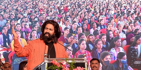 ಮಹಾರಾಜ ಕಾಲೇಜಿನಲ್ಲಿ ಯುವಜನೋತ್ಸವವನ್ನುದ್ದೇಶಿಸಿ ಮಾತನಾಡಿದ ಯಶ್