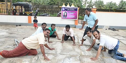 ಹುಲಿ ವೇಷ ತೊಡಲು ಅಭ್ಯಾಸದಲ್ಲಿ ನಿರತರಾಗಿರುವ ವಿಕಲಚೇತನರು