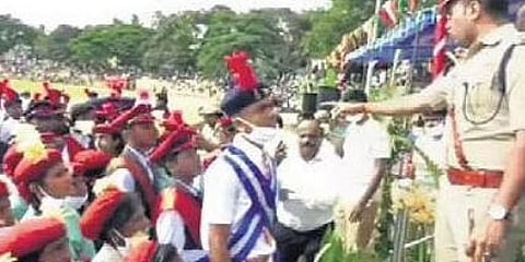 ವಿದ್ಯಾರ್ಥಿಗಳು ಪ್ರತಿಭಟನೆ ಕೈ ಬಿಡುವಂತೆ ಹೇಳುತ್ತಿರುವ ಎಸ್ ಪಿ ಯತೀಶ್