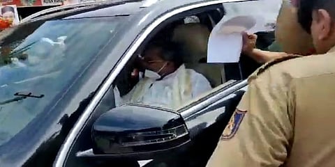 ಸಿದ್ದರಾಮಯ್ಯನವರು ಕುಳಿತಿದ್ದ ಕಾರಿನೆಡೆಗೆ ವೀರ ಸಾವರ್ಕರ್ ಫೋಟೋ ಎಸೆಯುವುದು