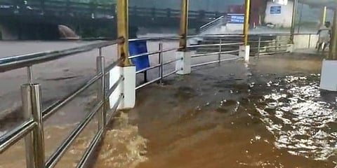 ದೇವಸ್ಥಾನದ ಒಳಗೆ ನುಗ್ಗಿದ ನೀರು