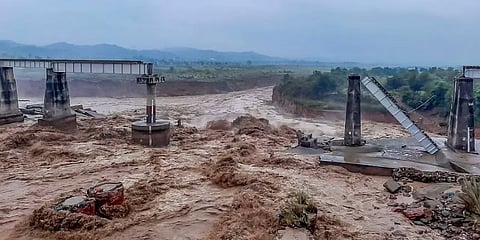 ಪ್ರವಾಹದಿಂದ ಹಾನಿಯಾದ ರೈಲ್ವೆ ಸೇತುವೆ