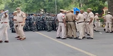 ದೆಹಲಿಯ ಗಡಿಗಳಲ್ಲಿ ಭದ್ರತೆ ಹೆಚ್ಚಿಸಿರುವ ದೆಹಲಿ ಪೊಲೀಸರು