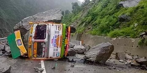 ಭೂಕುಸಿತದಲ್ಲಿ ಹಾನಿಗೊಳಗಾದ ಟ್ರಕ್