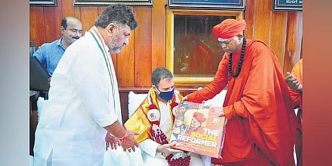 ಮುರುಘಾ ಮಠದ ಮಠಾಧೀಶ ಶಿವಮೂರ್ತಿ ಮುರುಘಾ ಶರಣರು ರಾಹುಲ್ ಗಾಂಧಿ ಅವರಿಗೆ ದಿ ನ್ಯೂ ಇಂಡಿಯನ್ ಎಕ್ಸ್ಪ್ರೆಸ್ ಹೊರತಂದ ಪುಸ್ತಕ 'ದಿ ಸೋಶಿಯಲ್ ರಿಫಾರ್ಮರ್' ನ್ನು ನೀಡಿದರು
