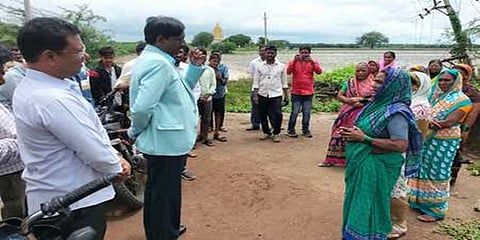 ರೈತರೊಂದಿಗೆ ಸಂವಾದ ನಡೆಸುತ್ತಿರುವ ಜಿಲ್ಲಾಧಿಕಾರಿ ಬಿ.ಡಿ. ವಿಜಯ ಮಹಾಂತೇಶ