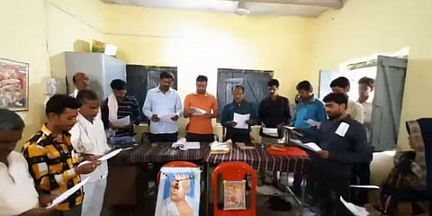 ಪತ್ನಿಯರ ಬದಲಿಗೆ ಪ್ರಮಾಣ ವಚನ ಸ್ವೀಕರಿಸಿದ ಗಂಡಂದಿರು