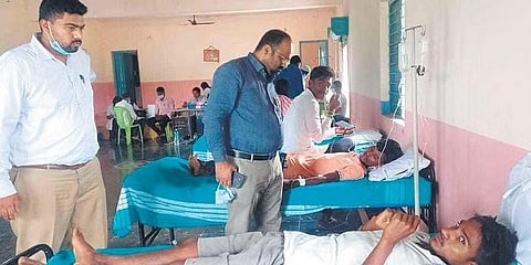 ಅಂಕನಾಲ್ ಗ್ರಾಮದ ತಾತ್ಕಾಲಿಕ ಆಸ್ಪತ್ರೆಯಲ್ಲಿ ಅಧಿಕಾರಿಗಳು ಗ್ರಾಮಸ್ಥರನ್ನು ಪರಿಶೀಲಿಸುತ್ತಿರುವುದು