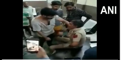 ಪೊಲೀಸ್ ಕಾನ್ಸ್ ಟೇಬಲ್ ಗೆ ಥಳಿತದ ಚಿತ್ರ