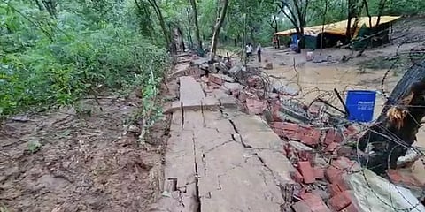 ಮನೆ ಗೋಡೆ ಕುಸಿದ ನಂತರ ದೃಶ್ಯ