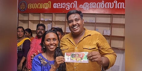 ವಿಜೇತ ಲಾಟರಿ ಟಿಕೆಟ್ನೊಂದಿಗೆ ಅನೂಪ್ ಬಿ ಮತ್ತು ಅವರ ಪತ್ನಿ ಮಾಯಾ | ಬಿ ಪಿ ದೀಪು