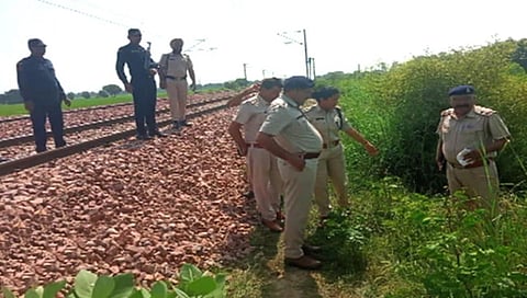ಮೃತದೇಹ ಪರಿಶೀಲಿಸುತ್ತಿರುವ ಪೊಲೀಸರು