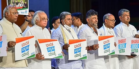 ಭಾರತ್ ಜೋಡೋ ಯಾತ್ರೆ ತಯಾರಿ ಕಾರ್ಯಕ್ರಮದ ಸುದ್ದಿಗೋಷ್ಠಿಯಲ್ಲಿ ಕಾಂಗ್ರೆಸ್ ಮುಖಂಡರಾದ ಡಿ ಕೆ ಶಿವಕುಮಾರ್, ಜೈರಾಮ್ ರಮೇಶ್, ಮಲ್ಲಿಕಾರ್ಜುನ ಖರ್ಗೆ, ಸಿದ್ದರಾಮಯ್ಯ ಮತ್ತು ದಿಗ್ವಿಜಯ್ ಸಿಂಗ್