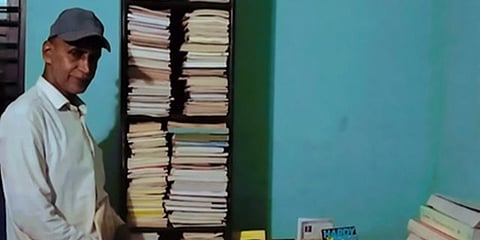 ಇಸ್ಮಾಯಿಲ್ ಕಣತ್ತೂರು ತಮ್ಮ ಗ್ರಂಥಾಲಯದಲ್ಲಿ