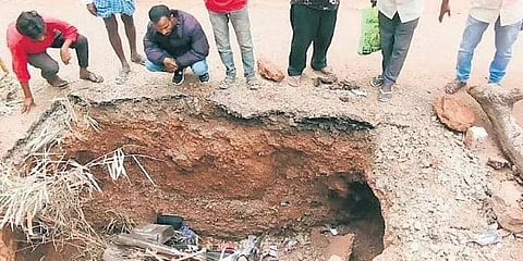 ಬೈಕ್ ಸವಾರ ಬಿದ್ದ ಹೊಂಡ