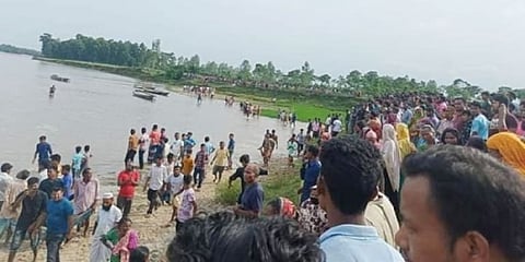 ಘಟನೆ ನಡೆದ ಸ್ಥಳದಲ್ಲಿ ಜಮಾಯಿಸಿರುವ ಜನರು